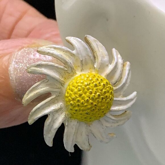 2 pair lot floral clip earrings White daisy -yellow black eye Susan earrings - Picture 3 of 15
